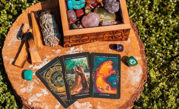 Tarot kartı konseptli sahne. Kehanetler için mistik bir kahin. Ukrayna Kiev 24 Nisan - İllüstrasyon Editörü