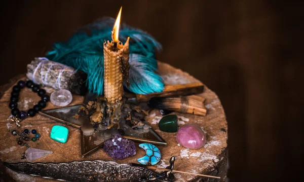Sihirli illüstrasyon, esrarengiz kavram. Enerjini temizlemek için mumlar, Reiki. Masadaki değerli taşlar ve diğer şeyler.