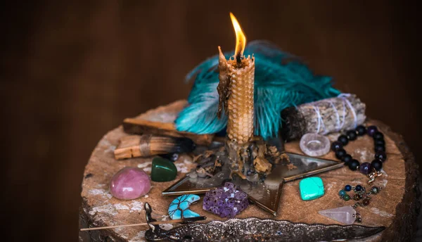Sihirli illüstrasyon, esrarengiz kavram. Enerjini temizlemek için mumlar, Reiki. Masadaki değerli taşlar ve diğer şeyler.