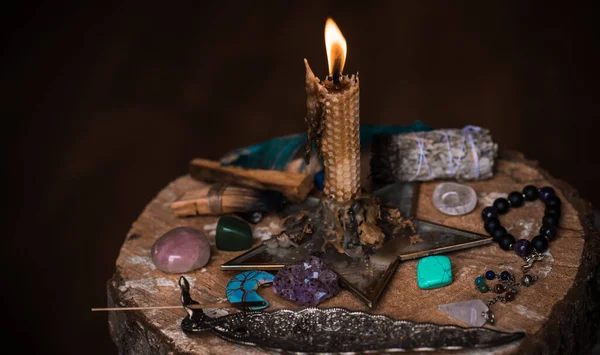 Sihirli illüstrasyon, esrarengiz kavram. Enerjini temizlemek için mumlar, Reiki. Masadaki değerli taşlar ve diğer şeyler.