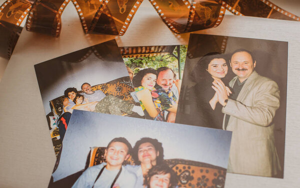 Атмосфера 90-х эстетические, старые фотоальбомы, модный тренд на ретро вибрации.