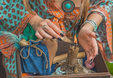 Beyaz büyü, doğanın negatif enerjisinden, aşk büyüsünden, eski Avrupa büyüsünden, aşk, kader ve şanstan oluşan bir aura yaratıp temizliyor.