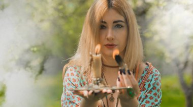 Beyaz büyü, doğanın negatif enerjisinden, aşk büyüsünden, eski Avrupa büyüsünden, aşk, kader ve şanstan oluşan bir aura yaratıp temizliyor.