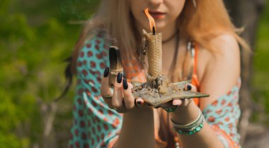 Beyaz büyü, doğanın negatif enerjisinden, aşk büyüsünden, eski Avrupa büyüsünden, aşk, kader ve şanstan oluşan bir aura yaratıp temizliyor.