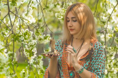 Beyaz büyü, doğanın negatif enerjisinden, aşk büyüsünden, eski Avrupa büyüsünden, aşk, kader ve şanstan oluşan bir aura yaratıp temizliyor.