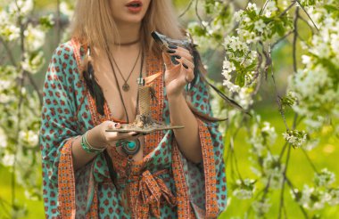 Beyaz büyü, doğanın negatif enerjisinden, aşk büyüsünden, eski Avrupa büyüsünden, aşk, kader ve şanstan oluşan bir aura yaratıp temizliyor.