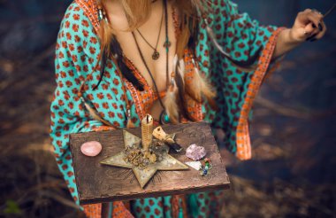 Beyaz büyü, doğanın negatif enerjisinden, aşk büyüsünden, eski Avrupa büyüsünden, aşk, kader ve şanstan oluşan bir aura yaratıp temizliyor.