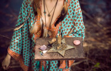 Beyaz büyü, doğanın negatif enerjisinden, aşk büyüsünden, eski Avrupa büyüsünden, aşk, kader ve şanstan oluşan bir aura yaratıp temizliyor.