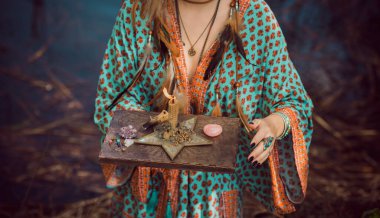 Beyaz büyü, doğanın negatif enerjisinden, aşk büyüsünden, eski Avrupa büyüsünden, aşk, kader ve şanstan oluşan bir aura yaratıp temizliyor.