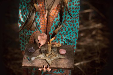 Beyaz büyü, doğanın negatif enerjisinden, aşk büyüsünden, eski Avrupa büyüsünden, aşk, kader ve şanstan oluşan bir aura yaratıp temizliyor.