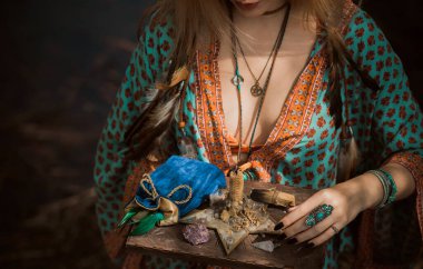 Beyaz büyü, doğanın negatif enerjisinden, aşk büyüsünden, eski Avrupa büyüsünden, aşk, kader ve şanstan oluşan bir aura yaratıp temizliyor.