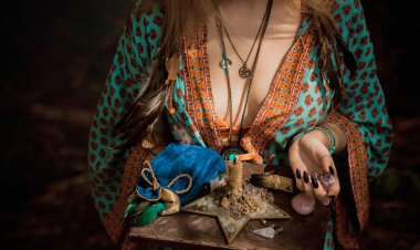 Beyaz büyü, doğanın negatif enerjisinden, aşk büyüsünden, eski Avrupa büyüsünden, aşk, kader ve şanstan oluşan bir aura yaratıp temizliyor.