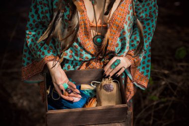 Beyaz büyü, doğanın negatif enerjisinden, aşk büyüsünden, eski Avrupa büyüsünden, aşk, kader ve şanstan oluşan bir aura yaratıp temizliyor.