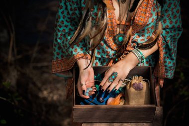 Beyaz büyü, doğanın negatif enerjisinden, aşk büyüsünden, eski Avrupa büyüsünden, aşk, kader ve şanstan oluşan bir aura yaratıp temizliyor.