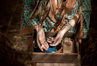 Beyaz büyü, doğanın negatif enerjisinden, aşk büyüsünden, eski Avrupa büyüsünden, aşk, kader ve şanstan oluşan bir aura yaratıp temizliyor.