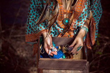 Beyaz büyü, doğanın negatif enerjisinden, aşk büyüsünden, eski Avrupa büyüsünden, aşk, kader ve şanstan oluşan bir aura yaratıp temizliyor.