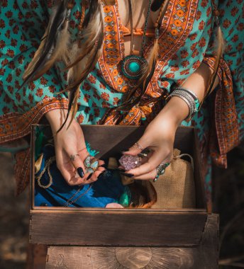 Beyaz büyü, doğanın negatif enerjisinden, aşk büyüsünden, eski Avrupa büyüsünden, aşk, kader ve şanstan oluşan bir aura yaratıp temizliyor.