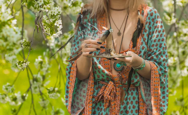 Beyaz büyü, doğanın negatif enerjisinden, aşk büyüsünden, eski Avrupa büyüsünden, aşk, kader ve şanstan oluşan bir aura yaratıp temizliyor.