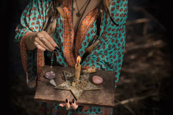 Beyaz büyü, doğanın negatif enerjisinden, aşk büyüsünden, eski Avrupa büyüsünden, aşk, kader ve şanstan oluşan bir aura yaratıp temizliyor.