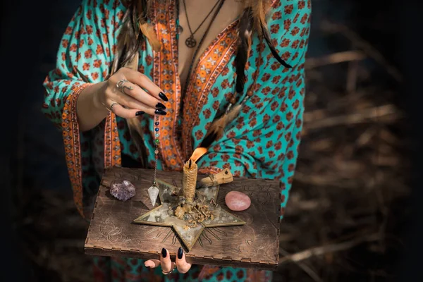 Beyaz büyü, doğanın negatif enerjisinden, aşk büyüsünden, eski Avrupa büyüsünden, aşk, kader ve şanstan oluşan bir aura yaratıp temizliyor.