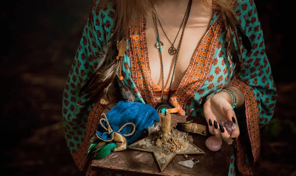 Beyaz büyü, doğanın negatif enerjisinden, aşk büyüsünden, eski Avrupa büyüsünden, aşk, kader ve şanstan oluşan bir aura yaratıp temizliyor.