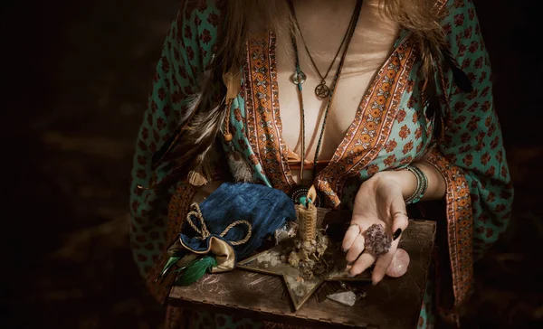 Beyaz büyü, doğanın negatif enerjisinden, aşk büyüsünden, eski Avrupa büyüsünden, aşk, kader ve şanstan oluşan bir aura yaratıp temizliyor.