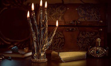 Avucunun içi işaretlerle dolu, el falı bakımı, elde kader okuma, numeroloji. Astroloji ve büyü için pankart. Klasik gotik çizimler 