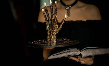 Avucunun içi işaretlerle dolu, el falı bakımı, elde kader okuma, numeroloji. Astroloji ve büyü için pankart. Klasik gotik çizimler 