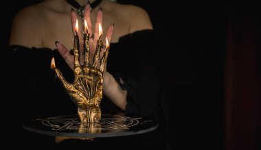 Avucunun içi işaretlerle dolu, el falı bakımı, elde kader okuma, numeroloji. Astroloji ve büyü için pankart. Klasik gotik çizimler 