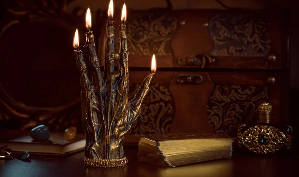 Avucunun içi işaretlerle dolu, el falı bakımı, elde kader okuma, numeroloji. Astroloji ve büyü için pankart. Klasik gotik çizimler 