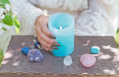 Beyaz büyü, temiz enerji reiki konsepti. Sihirli özellikler, bitkiler ve çiçekler, Slav cadı ayinleri ve esrarengiz kavramlar