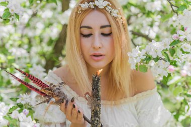 Beyaz büyü, temiz enerji reiki konsepti. Sihirli özellikler, bitkiler ve çiçekler, Slav cadı ayinleri ve esrarengiz kavramlar