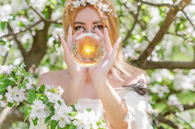 Beyaz büyü, temiz enerji reiki konsepti. Sihirli özellikler, bitkiler ve çiçekler, Slav cadı ayinleri ve esrarengiz kavramlar