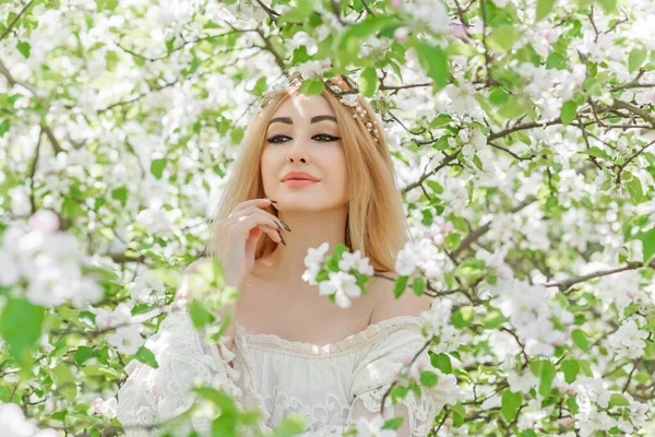 Bahar bahçesinde gelin. Makyajlı ve çiçekli romantik dantelli yarışçı kadın.