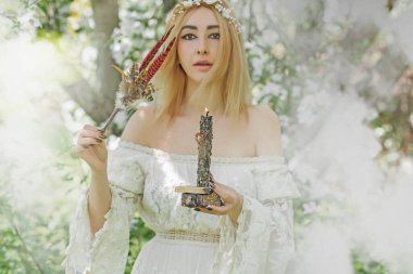 Beyaz büyü, temiz enerji reiki konsepti. Sihirli özellikler, bitkiler ve çiçekler, doğal cadı ritüelleri ve esrarengiz kavramlar