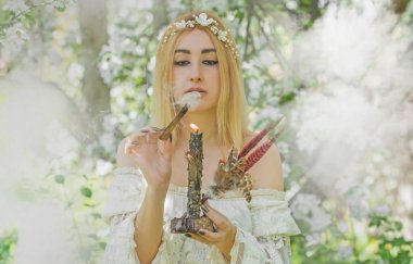 Beyaz büyü, temiz enerji reiki konsepti. Sihirli özellikler, bitkiler ve çiçekler, doğal cadı ritüelleri ve esrarengiz kavramlar