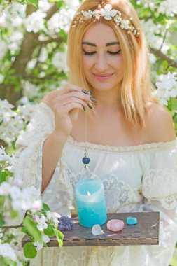 Beyaz büyü, temiz enerji reiki konsepti. Sihirli özellikler, bitkiler ve çiçekler, doğal cadı ritüelleri ve esrarengiz kavramlar