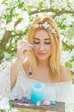 Beyaz büyü, temiz enerji reiki konsepti. Sihirli özellikler, bitkiler ve çiçekler, doğal cadı ritüelleri ve esrarengiz kavramlar