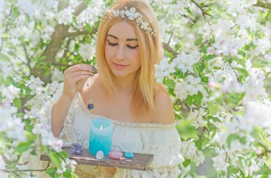 Beyaz büyü, temiz enerji reiki konsepti. Sihirli özellikler, bitkiler ve çiçekler, doğal cadı ritüelleri ve esrarengiz kavramlar