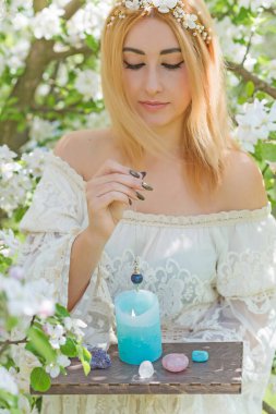 Beyaz büyü, temiz enerji reiki konsepti. Sihirli özellikler, bitkiler ve çiçekler, doğal cadı ritüelleri ve esrarengiz kavramlar