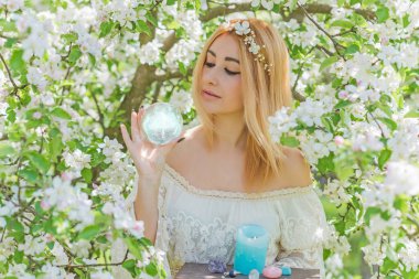 Beyaz büyü, temiz enerji reiki konsepti. Sihirli özellikler, bitkiler ve çiçekler, doğal cadı ritüelleri ve esrarengiz kavramlar