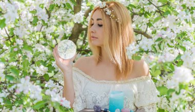 Beyaz büyü, temiz enerji reiki konsepti. Sihirli özellikler, bitkiler ve çiçekler, doğal cadı ritüelleri ve esrarengiz kavramlar