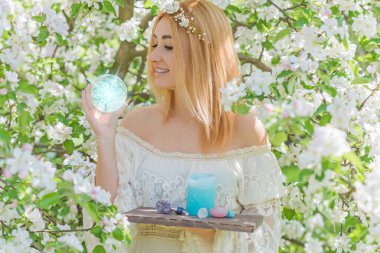 Beyaz büyü, temiz enerji reiki konsepti. Sihirli özellikler, bitkiler ve çiçekler, doğal cadı ritüelleri ve esrarengiz kavramlar