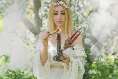 Beyaz büyü, temiz enerji reiki konsepti. Sihirli özellikler, bitkiler ve çiçekler, doğal cadı ritüelleri ve esrarengiz kavramlar