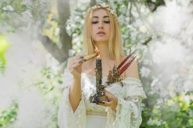 Beyaz büyü, temiz enerji reiki konsepti. Sihirli özellikler, bitkiler ve çiçekler, doğal cadı ritüelleri ve esrarengiz kavramlar