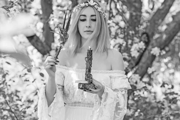 Beyaz büyü, temiz enerji reiki konsepti. Sihirli özellikler, bitkiler ve çiçekler, doğal cadı ritüelleri ve esrarengiz kavramlar