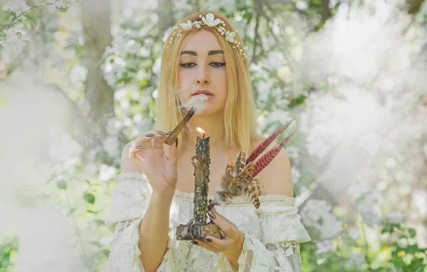 Beyaz büyü, temiz enerji reiki konsepti. Sihirli özellikler, bitkiler ve çiçekler, doğal cadı ritüelleri ve esrarengiz kavramlar