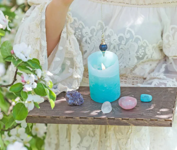 Beyaz büyü, temiz enerji reiki konsepti. Sihirli özellikler, bitkiler ve çiçekler, doğal cadı ritüelleri ve esrarengiz kavramlar