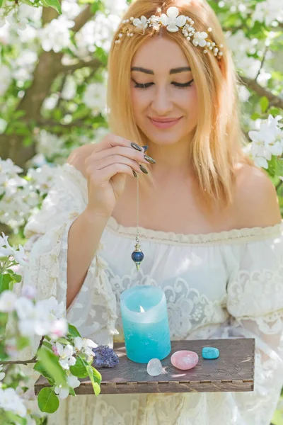 Beyaz büyü, temiz enerji reiki konsepti. Sihirli özellikler, bitkiler ve çiçekler, doğal cadı ritüelleri ve esrarengiz kavramlar