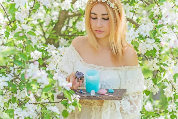 Beyaz büyü, temiz enerji reiki konsepti. Sihirli özellikler, bitkiler ve çiçekler, doğal cadı ritüelleri ve esrarengiz kavramlar